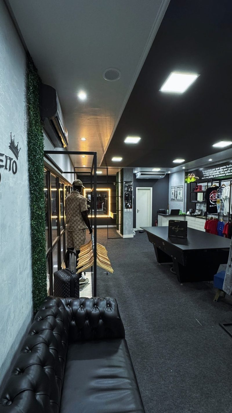 Corredor da loja com sofá de couro e manequim