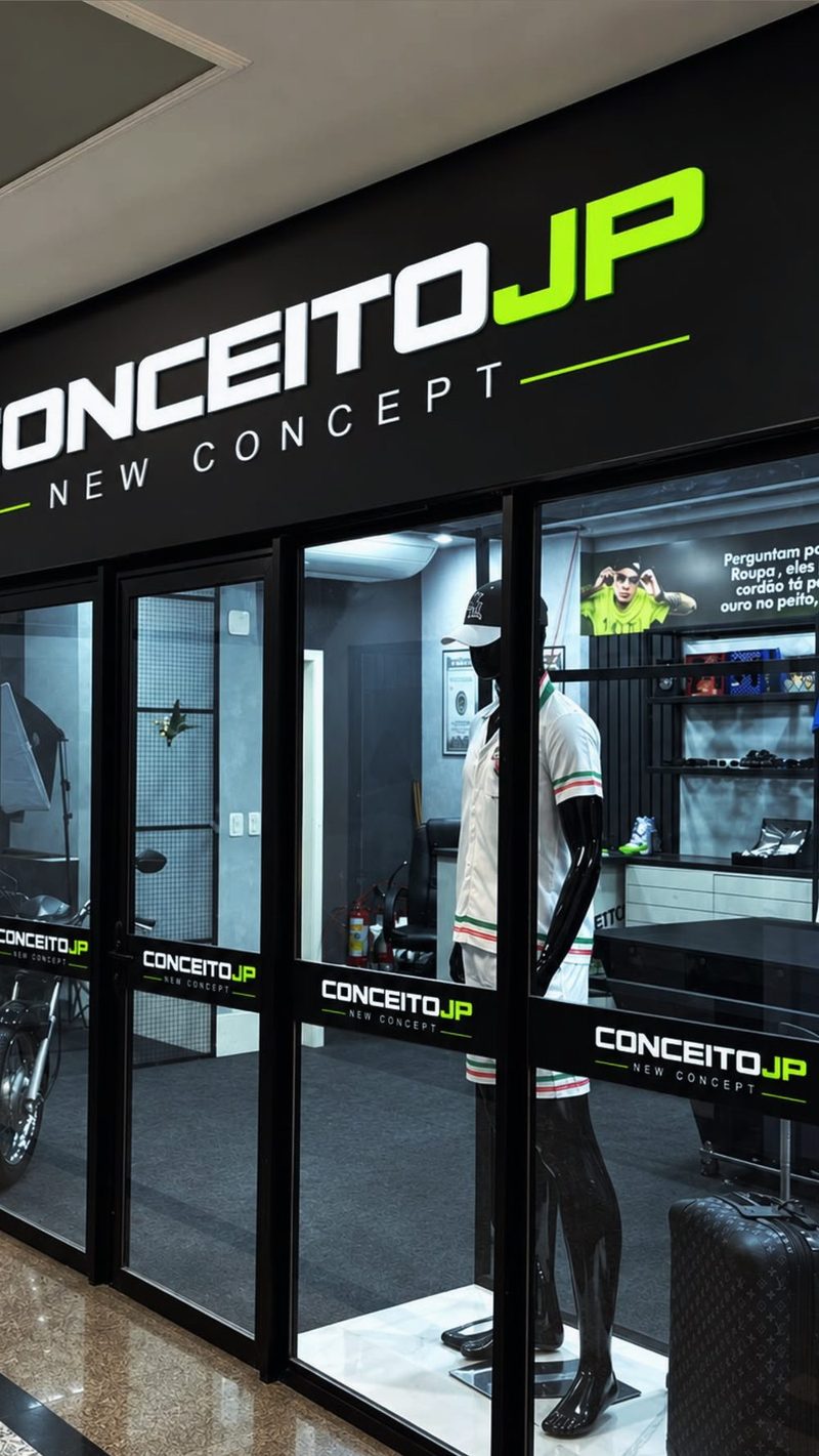 Fachada da loja Conceito JP com manequim na vitrine